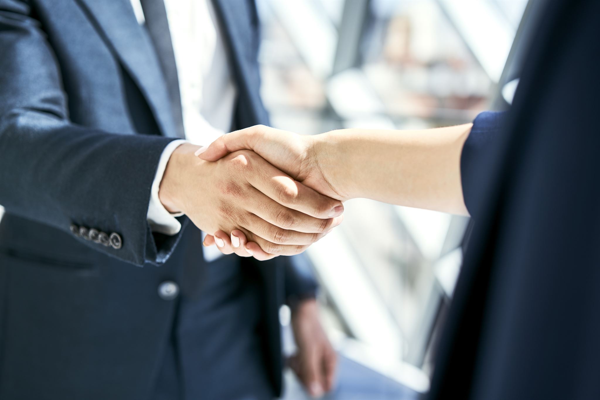 Geschäftspartner geben sich die Hand